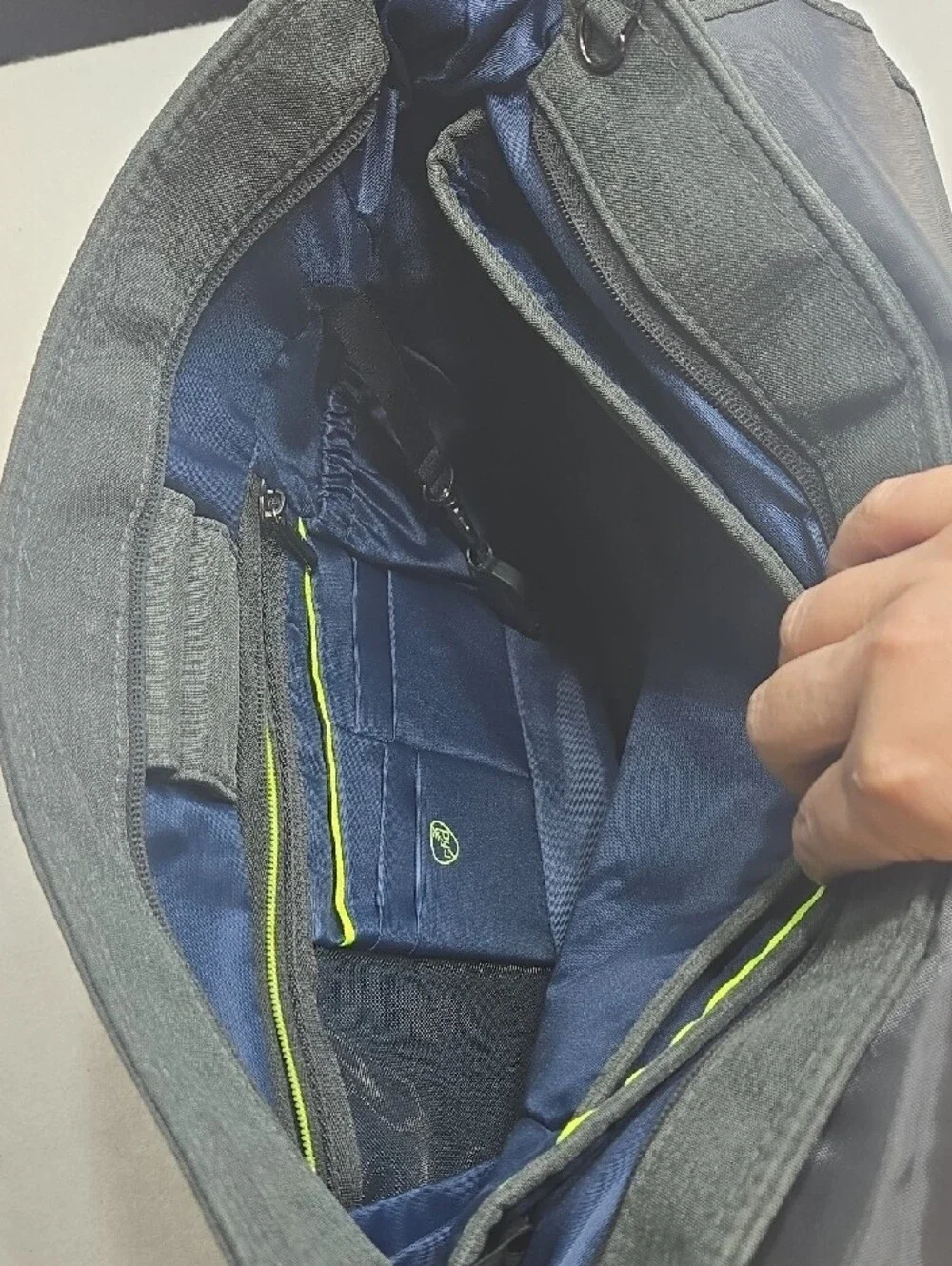 Travelon Anti-Theft Urban  Men's Messenger Crossbody Bag